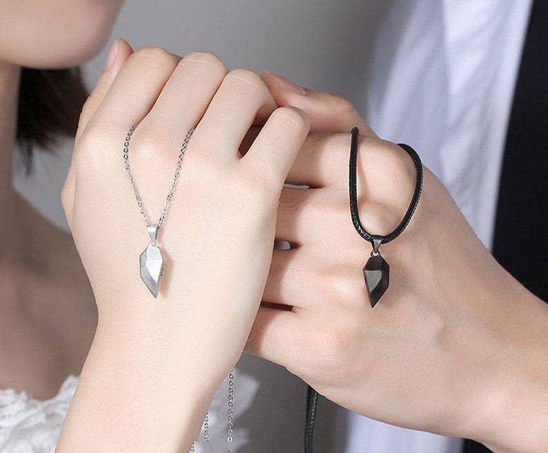 Magnetic Matching Necklace for Couples - 2 Pieces Make A Heart With Personalized Letteratching Couple Necklace MelodyNecklace
